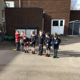 After reading the story Errol’s Garden, Year 1 talked about the importance of teamwork and worked in teams to complete some challenges! They did a fantastic job😊